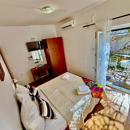 公寓 Marko With Terrace And Mountain View In *