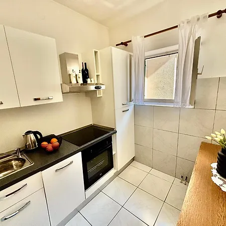 Marko With Terrace And Mountain View In 布雷拉